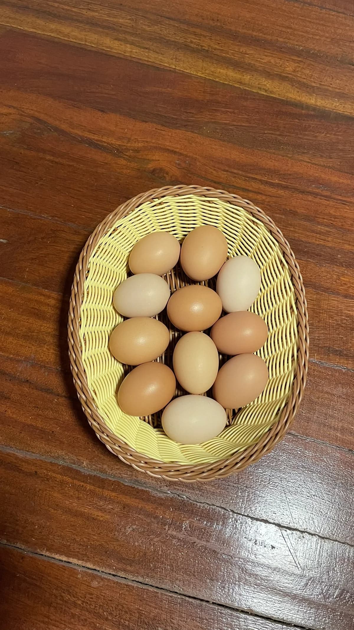 Cesta de ovos sobre uma mesa de madeira